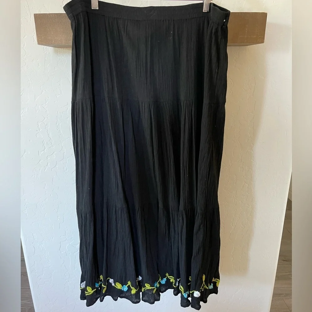 West End|Black tiered maxi skirt in cotton w beautiful floral embroidered detail